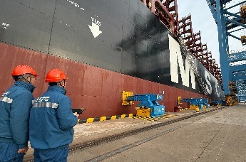 山东港口青岛港新年首日，投用全国首套真空式自动系泊系统，单船系泊时间由近30分钟缩短至30秒