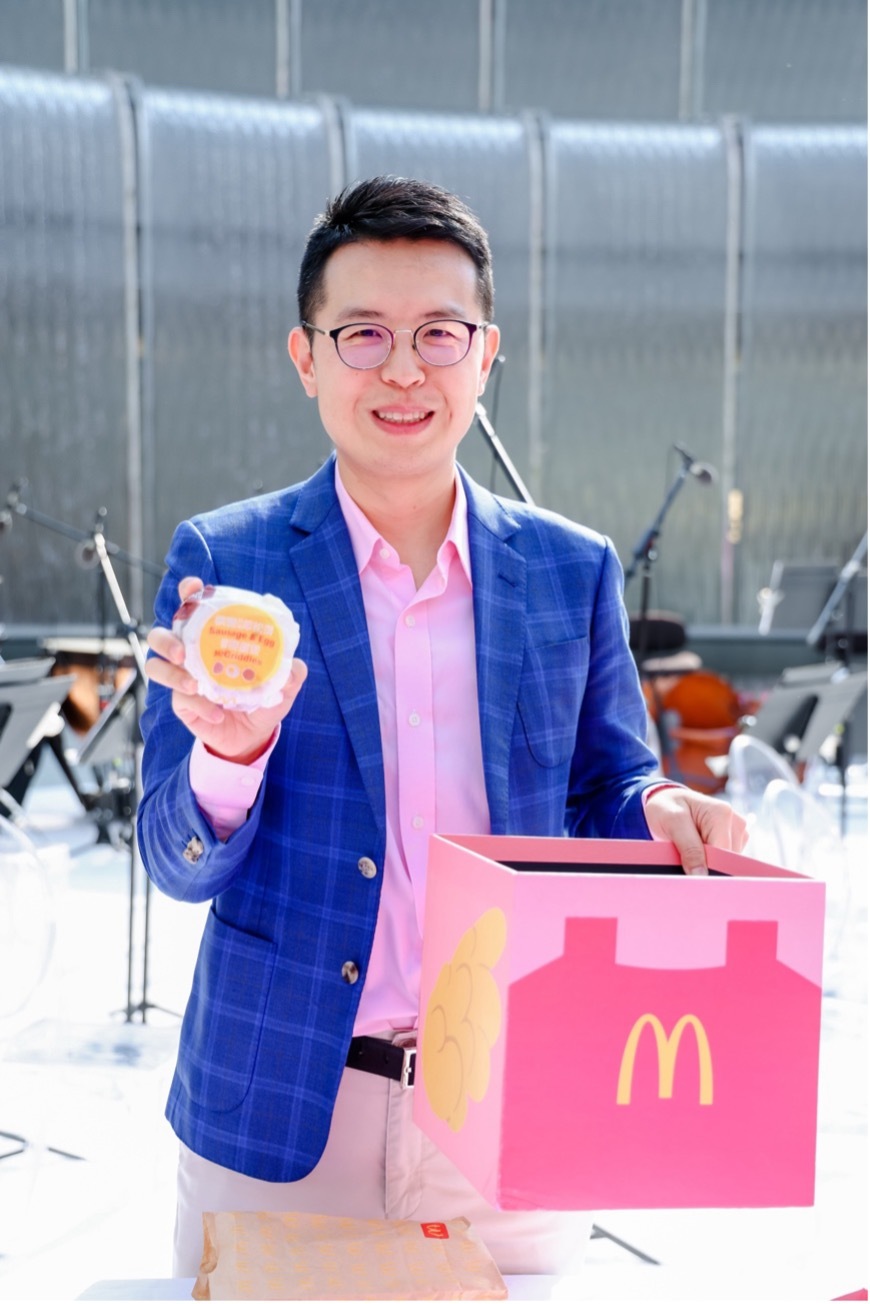麦当劳中国副总裁、深圳市场高级总经理赵崇基揭幕新品——枫糖风味厚松饼堡
