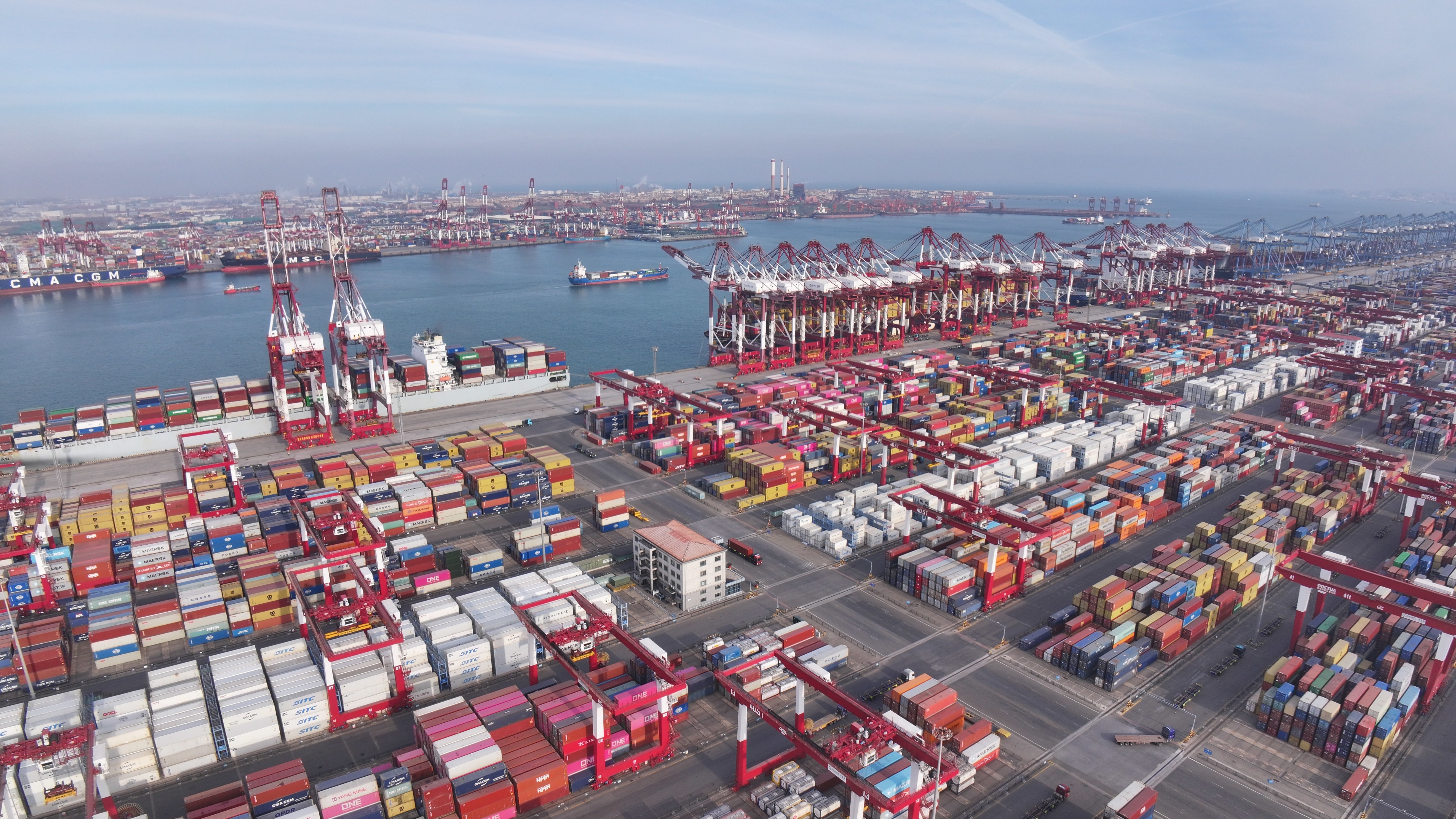 新年新干劲！山东港口青岛港元旦当天生产热火朝天，全力保障物流大动脉畅通！