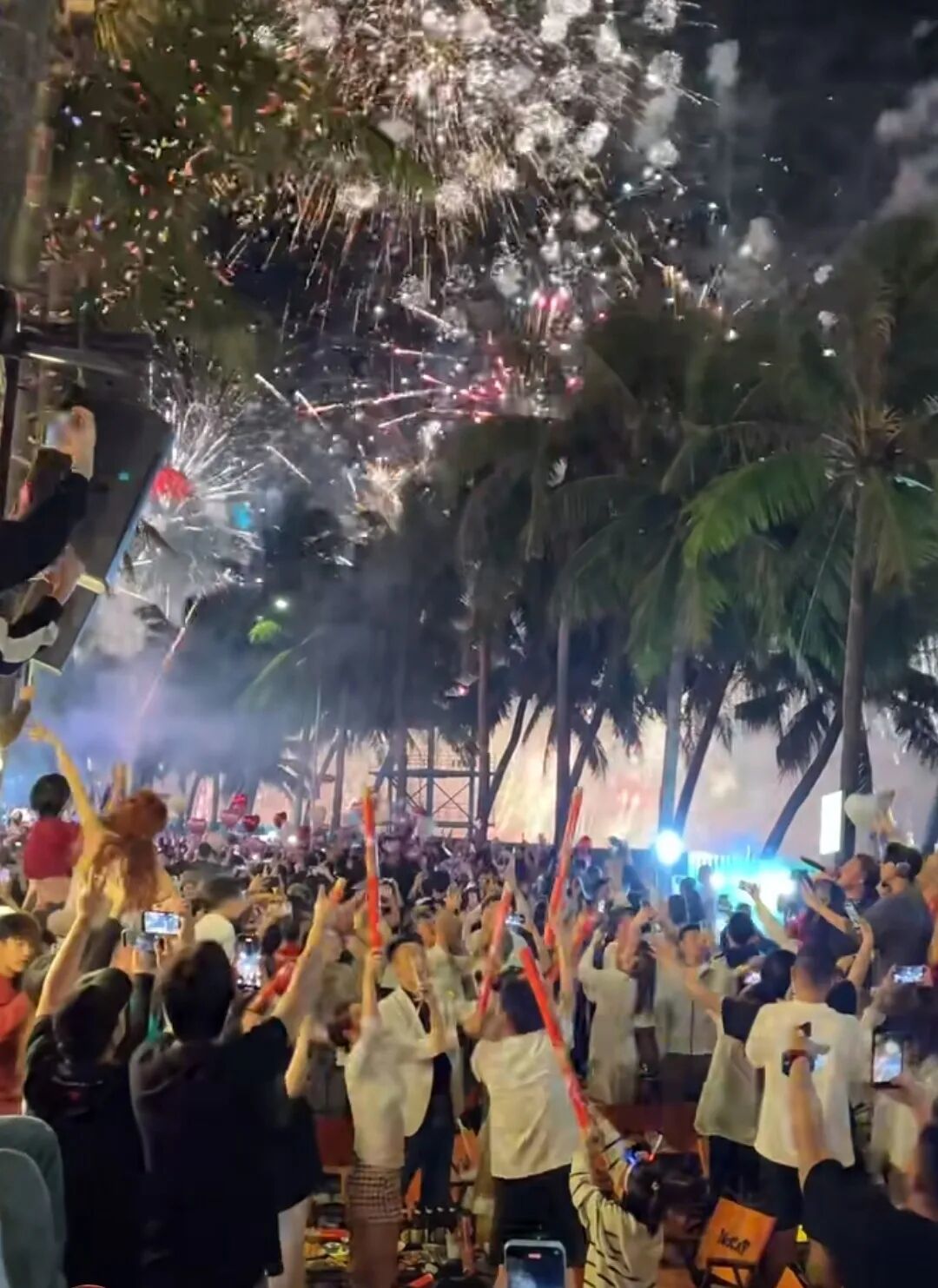 年轻人在万宁日月湾跨年 图源：小红书