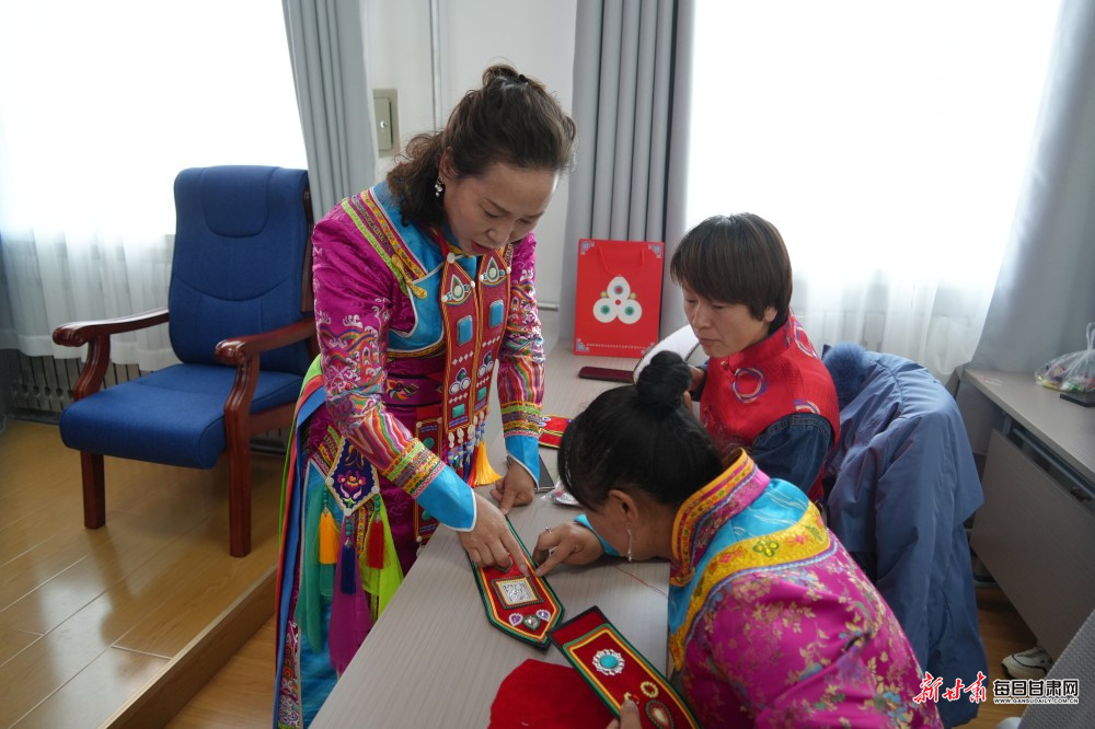 肃南县的刺绣培训班上，非遗代表性传承人悉心授课，五彩丝线在学员指尖流转，让民族刺绣成为群众增收致富的“金钥匙”。新甘肃&middot;每日甘肃网通讯员　宋坤　摄