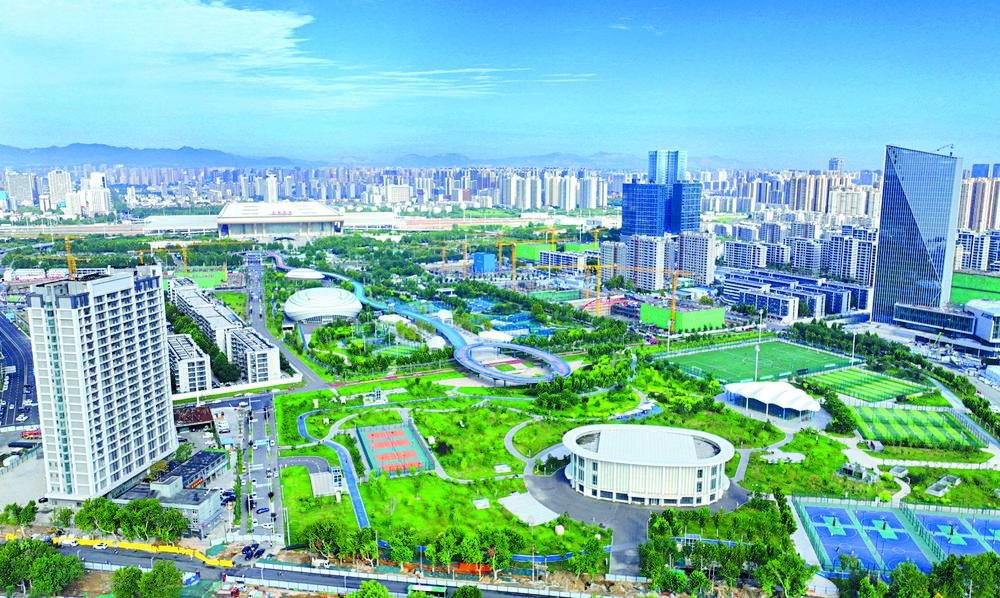 位于石家庄高铁片区的中央绿色体育公园，足球、篮球、网球等场地与健身步道交错分布。本报首席记者 张 震 摄