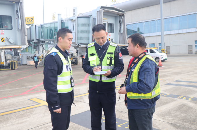 南昌出入境边防检查站：从夜幕到黎明 写下国门2026年的第一笔平安