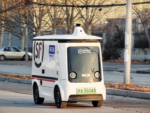 无人配送车正在配送货物。