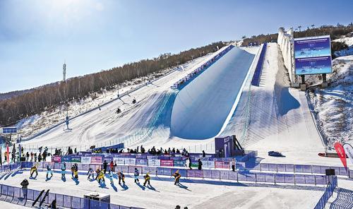 近日，在张家口市崇礼区云顶滑雪公园，参加2025—2026赛季国际雪联单板滑雪和自由式滑雪U型场地世界杯崇礼站的选手进行赛前热身。本报记者 耿辉摄