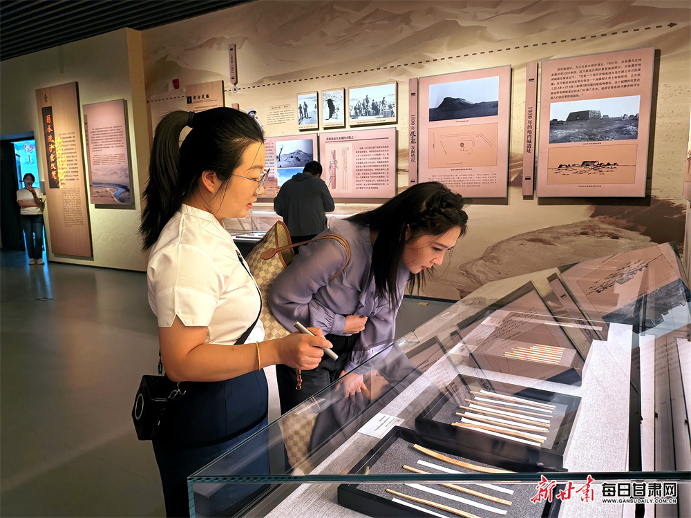 金塔县博物馆汉简厅内，讲解员付美珠为游客解读简牍上的“戍”字，西汉戍边将士的坚守故事穿越千年而来。新甘肃&middot;每日甘肃网通讯员　王萍　摄