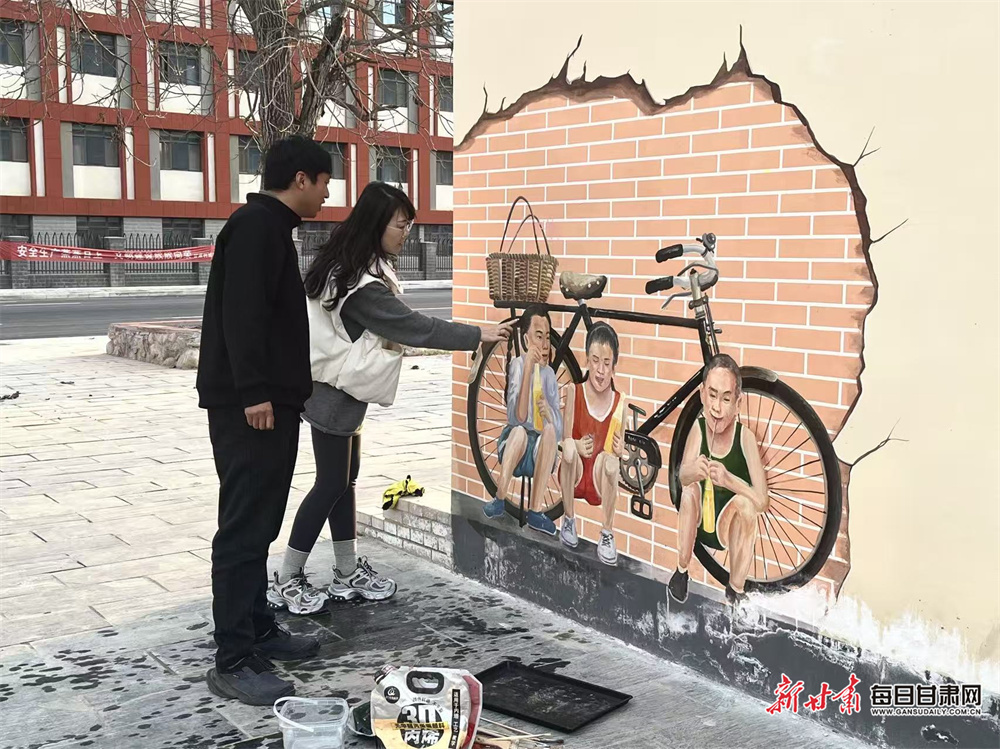 冬日的灵台县城乡街巷、公园角落，一面面原本单调的墙体早已蜕变为生动的艺术画卷，青年画家曹宏超将家乡变身露天美术馆。新甘肃&middot;每日甘肃网通讯员　朱强　摄