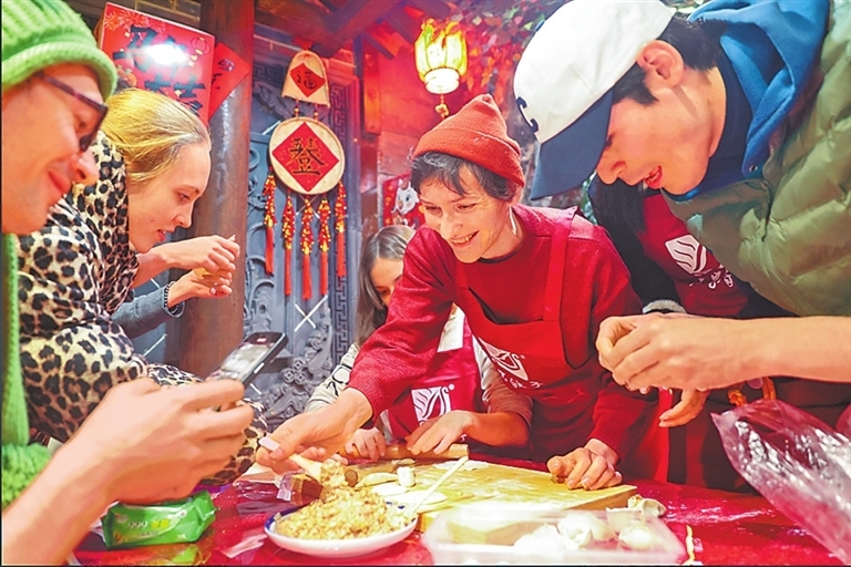 1月1日，三门峡市一家酒店内，来自俄罗斯的游客在专业厨师的指导下，体验中国传统美食饺子的制作过程。孙猛 摄