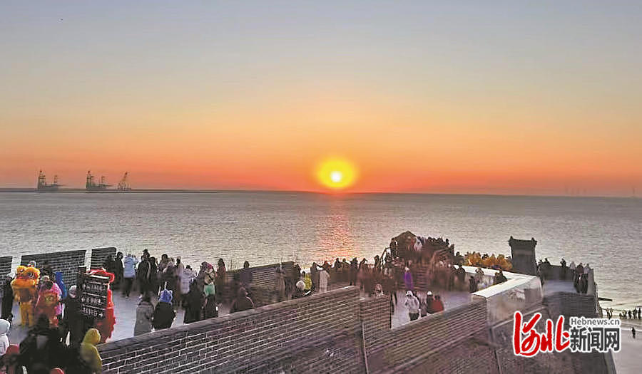 1月1日早晨，游客在秦皇岛市山海关区老龙头景区观看海上日出。 河北日报记者 张辉摄