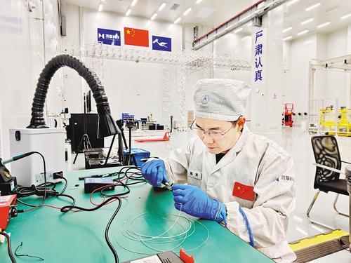 1月1日，蓝箭鸿擎（雄安）空间科技有限公司的厂房内，工程师正在为“雄安一号”卫星进行热实施电缆焊接。张佳旺摄