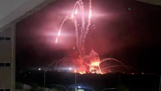 现场视频：疑似委内瑞拉地空导弹遭空袭，发生剧烈爆炸