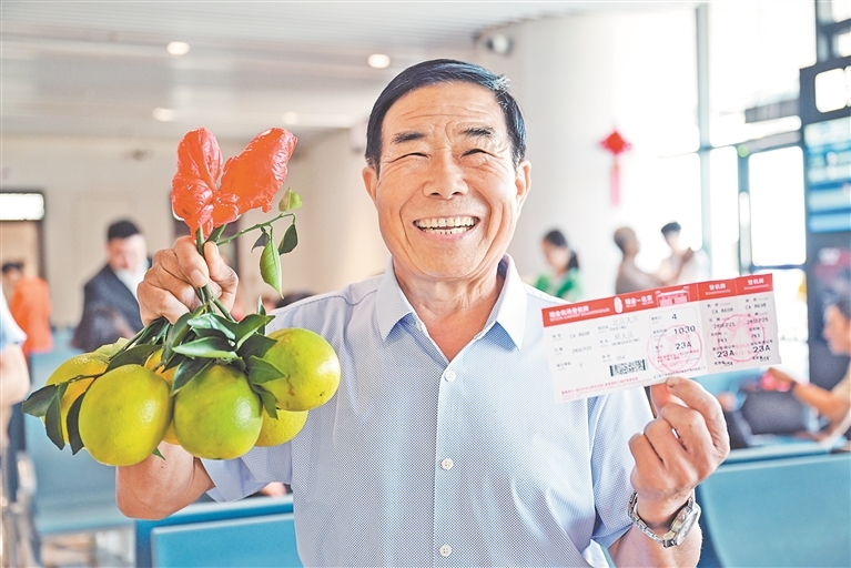 2025年9月28日，赣州瑞金机场正式通航运营。江西省劳动模范邓大庆带着自己种植的脐橙，乘坐首趟航班前往北京。