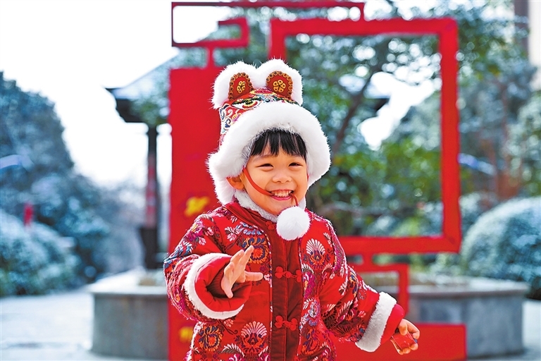 1月1日，在商丘市夏邑县一居民小区，头戴虎头帽、身穿传统服装的孩子在玩耍。苗育才 摄