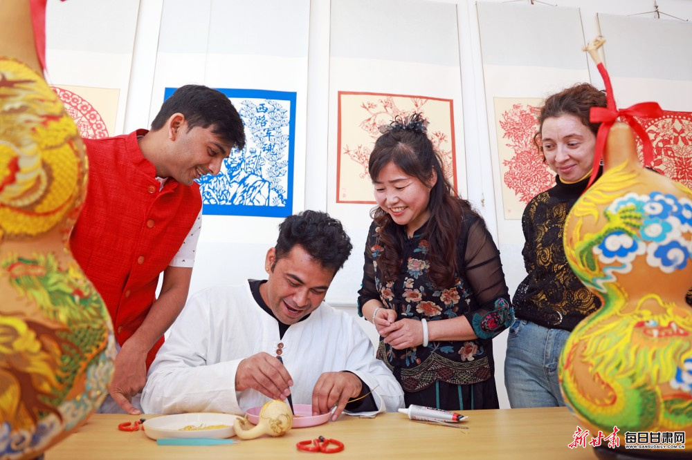 金昌市的非遗工作室里，外国友人沉浸式体验掐丝珐琅制作，让甘肃文化的魅力跨越山海。新甘肃&middot;每日甘肃网通讯员　张宏斌　摄