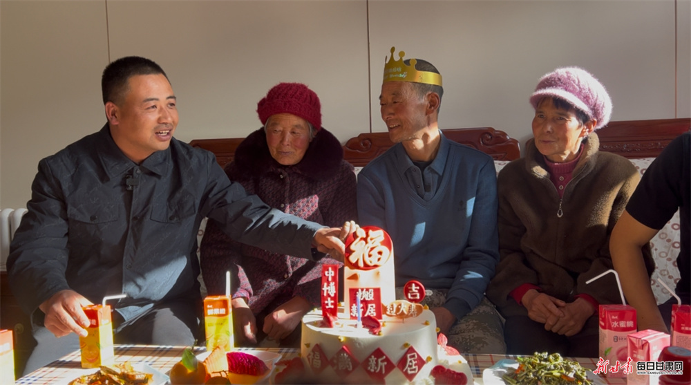 12月29日，榆中县马坡乡旧庄沟村村民王建元家的小院喜气加倍，乔迁新居、儿子考入北京理工大学博士的双重喜讯，恰逢他六十大寿，三重欢喜交织，红绸摇曳间满是生活的甘甜。新甘肃&middot;每日甘肃网通讯员　张文　摄