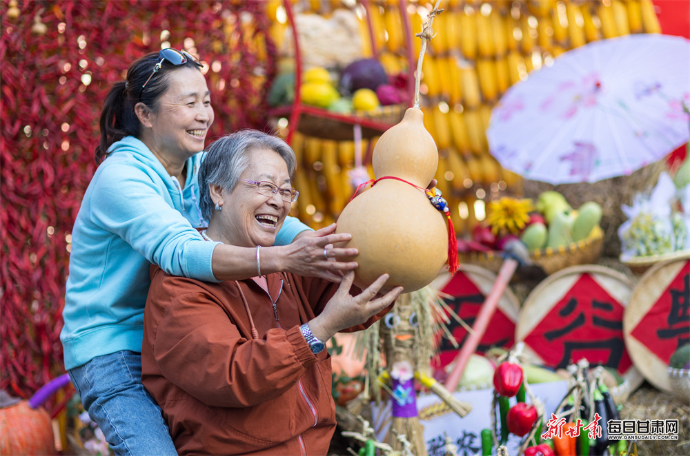 秋日，张掖市甘州区农民丰收节热闹启幕，各乡镇农民带着刚从田间采收的新鲜作物、自家腌制的特色酱菜齐聚节会，丰收的气息扑面而来。新甘肃&middot;每日甘肃网通讯员　杨潇　摄