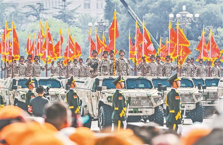 2025年9月3日，中国人民抗日战争暨世界反法西斯战争胜利80周年阅兵式上，80面抗战英模部队荣誉旗帜组成战旗方队接受检阅。