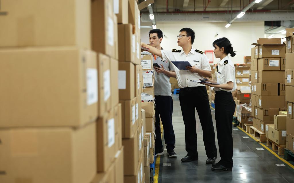 2025年6月1日,在海口综保区中免海南国际物流中心,海口海关所属马村港海关关员巡查免税品仓库(5月26日摄)。新华社记者 金皓原 摄