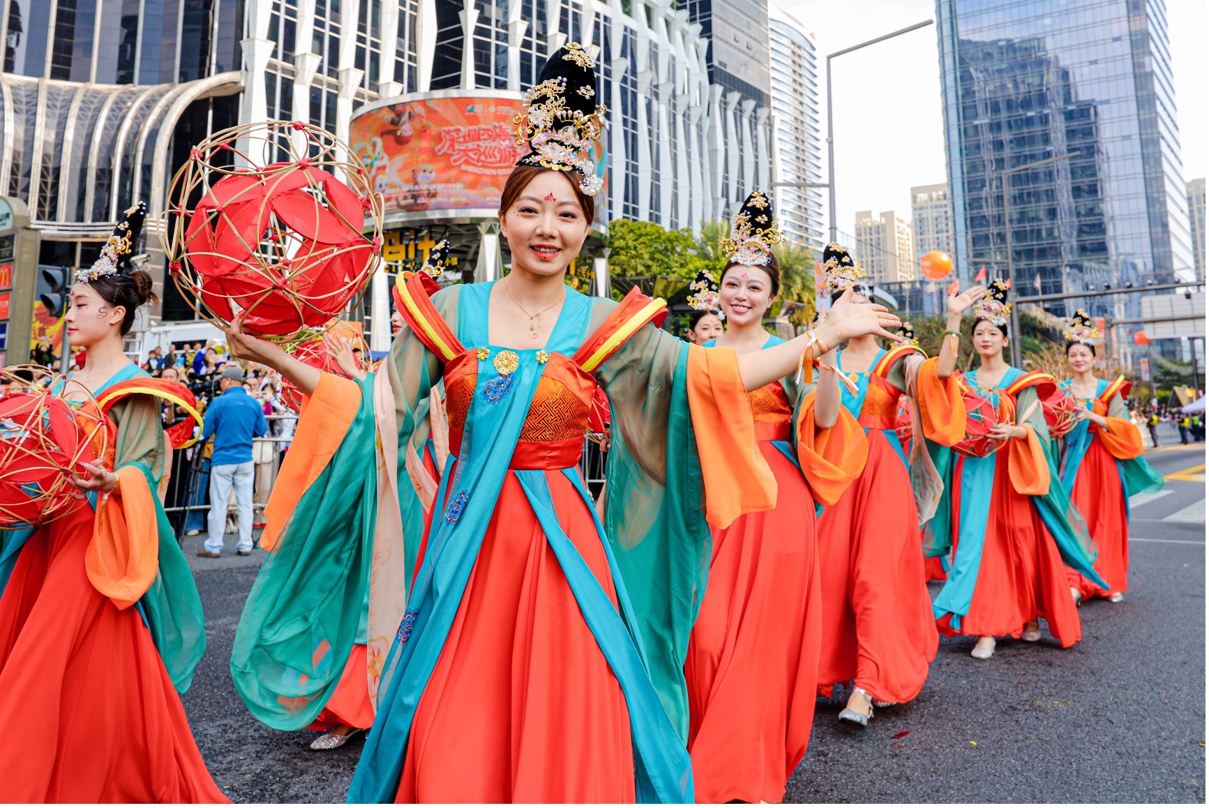 深圳节日大道上的“福田答卷”!2026深圳首场城市盛典四海一家大巡游活动精彩绽放