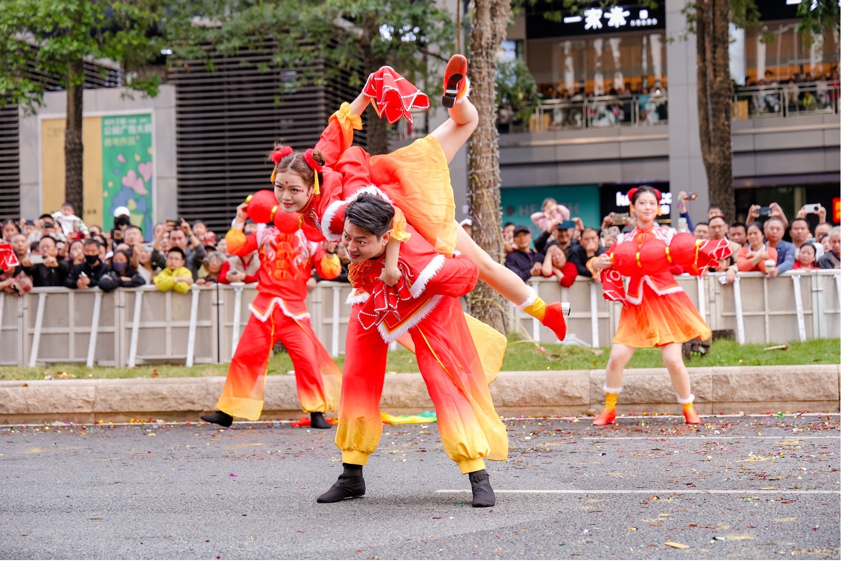 深圳节日大道上的“福田答卷”!2026深圳首场城市盛典四海一家大巡游活动精彩绽放