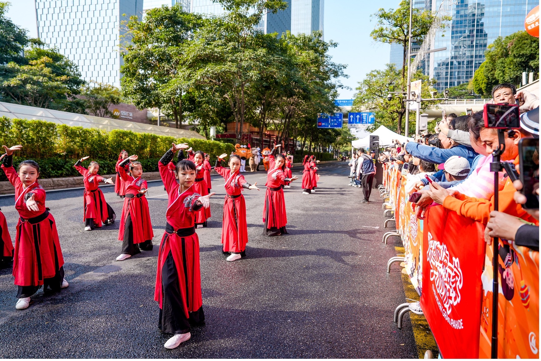 深圳节日大道上的“福田答卷”!2026深圳首场城市盛典四海一家大巡游活动精彩绽放