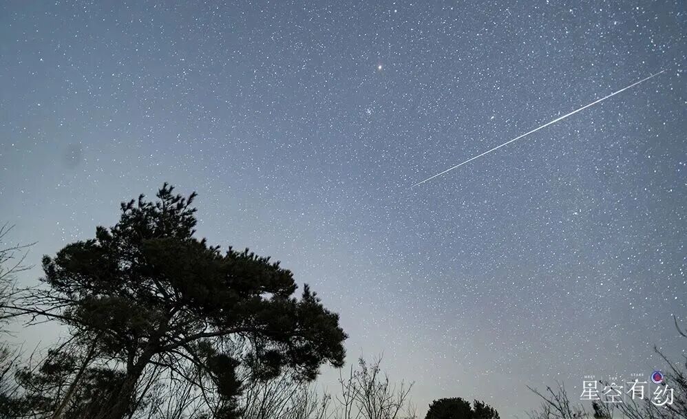 2025年1月4日凌晨,在山东省济南市章丘区垛庄镇拍摄的象限仪座流星雨。(宋洪晓/摄)来源:新华网