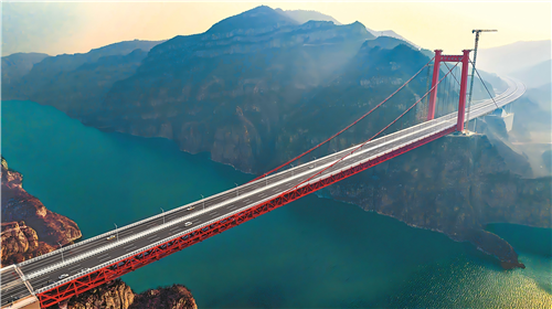 济新高速黄河三峡大桥。 张怡熙 张锋 摄