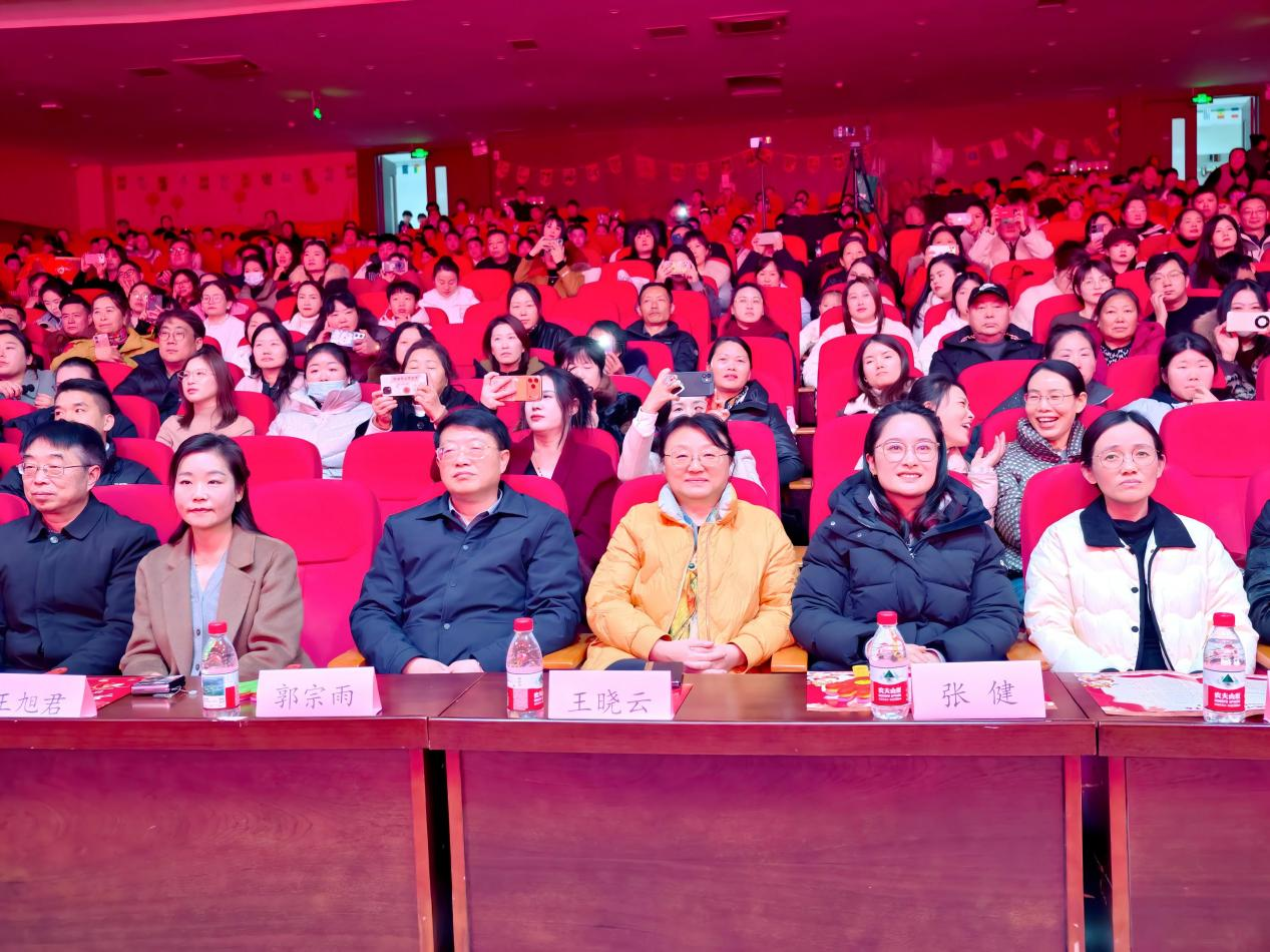 枫韵启新章 童声贺元旦——盐城枫叶双语学校小学部新年联欢会圆满举行