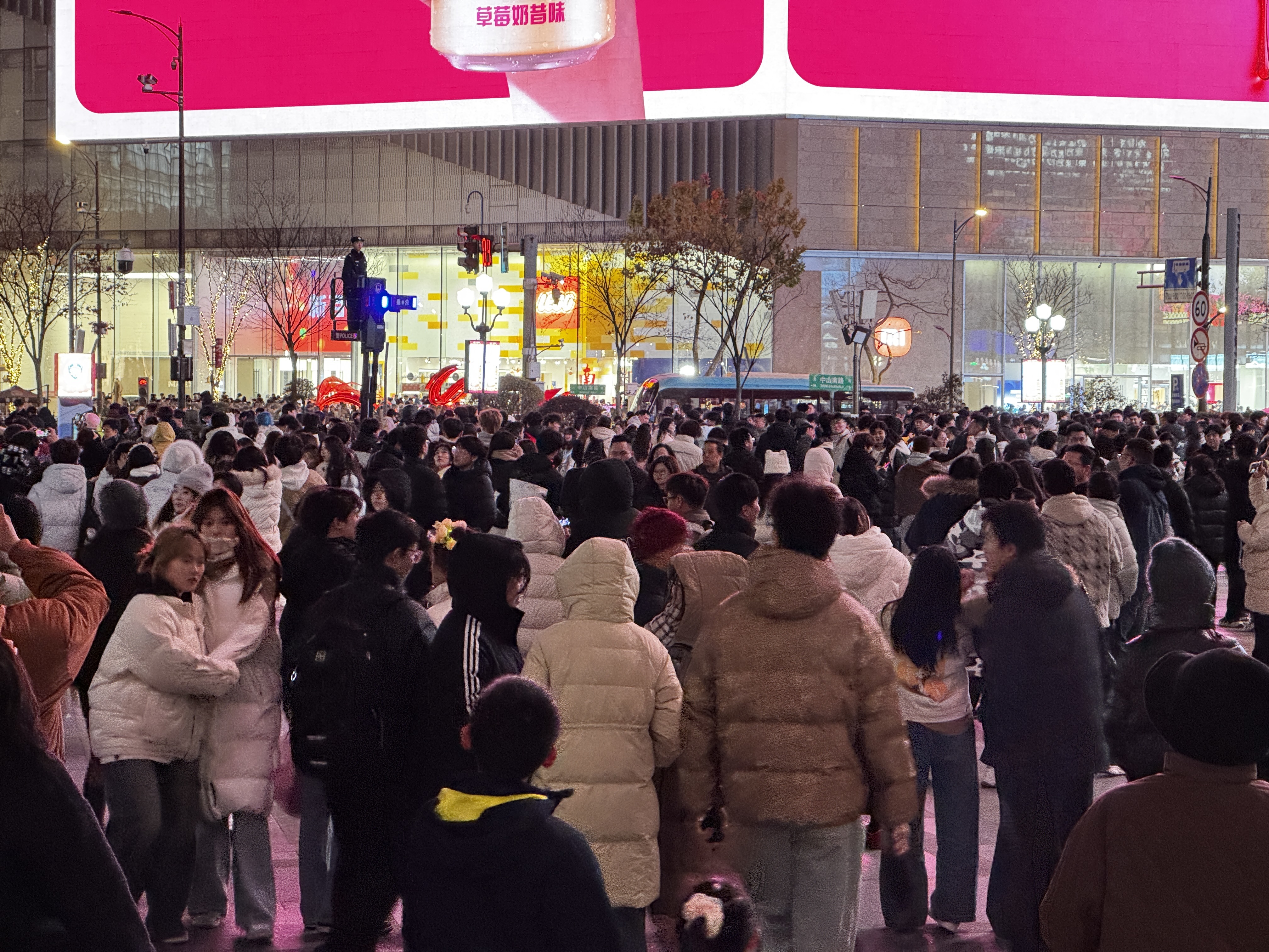 “智启金陵&middot;骏驰新程”！南京新街口跨年夜，万人共迎2026