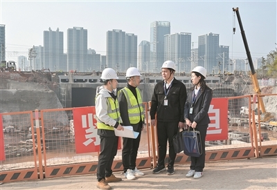 江西省南昌市纪委监委紧盯基层项目招投标、施工建设、资金使用等关键环节,深入一线开展监督检查。图为近日,该市纪检监察干部在红谷滩区走访了解某基层项目施工建设情况。丁南昌 摄