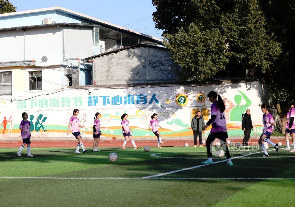 江西分宜：女子足球训练忙（图）