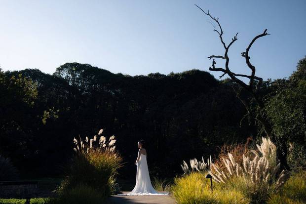 两人在雪山前拍照。