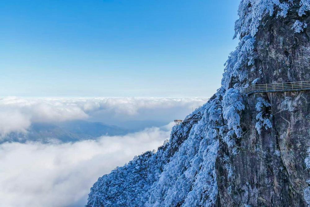 雪后的明月山和翻腾的云海融为一体。