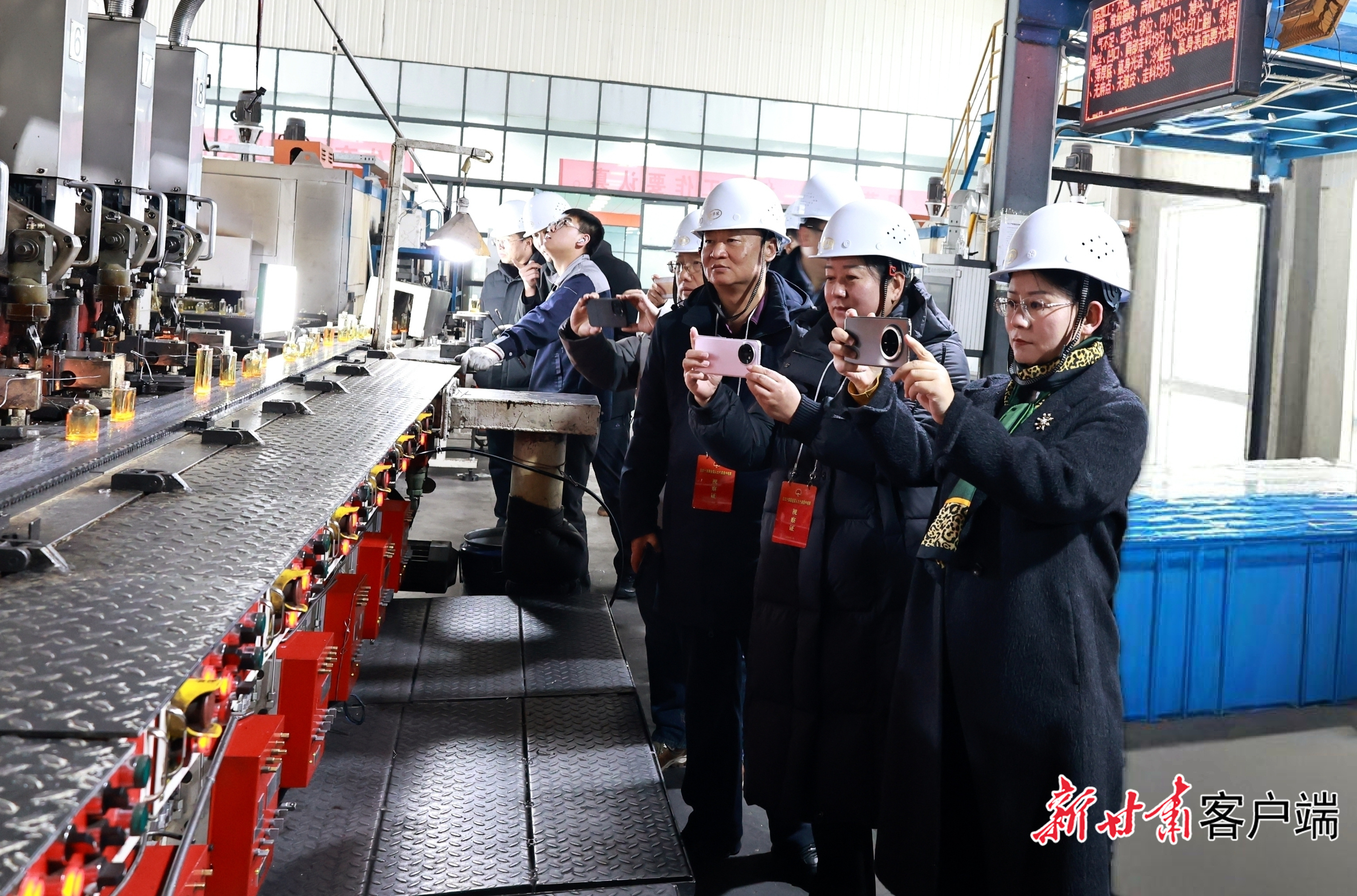 在甘全国人大代表视察甘肃富地金虹日用玻璃低碳产业园（文中图片均由省人大常委会办公厅宣信处提供）