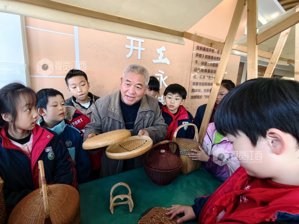 2025年12月31日，江西省分宜县文化馆组织非物质文化遗产项目传承人走进分宜县第二中心小学开展“非遗进校园 文共传承”活动，让学生们“零距离”体验采茶戏、竹编、剪纸、药香等非遗技艺，感受优秀传统文化的独特魅力。