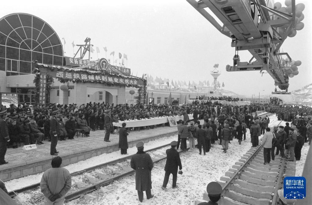 1991年12月26日，陕西省西安至延安铁路铺设完了最后一排路轨，至此西延铁路全线贯通，结束了延安不通火车的历史。新华社记者 姚宗仪 摄