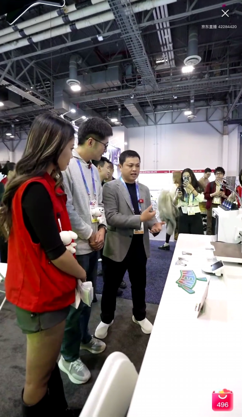 创想三维联合创始人唐京科（右一）在CES跟影视飓风Tim（右二）讲解 SPARKX i7