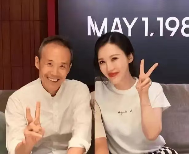 网传田朴珺王石婚变？女方跨年发单人照社交平台删光两人合影