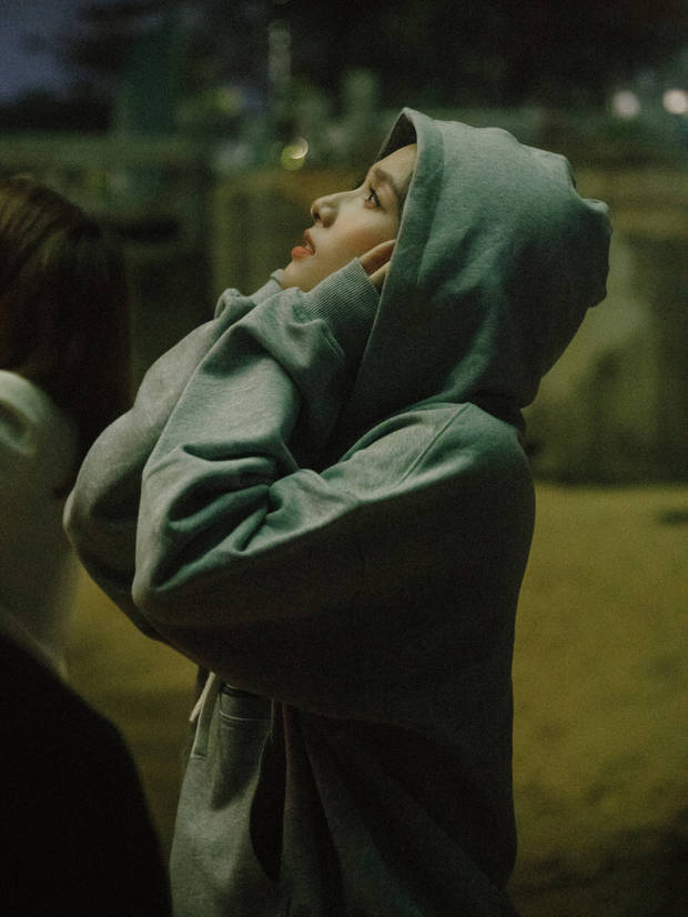 张婧仪捂住耳朵注视夜空。