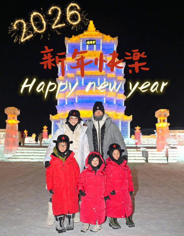胡杏儿一家合照庆祝新年。