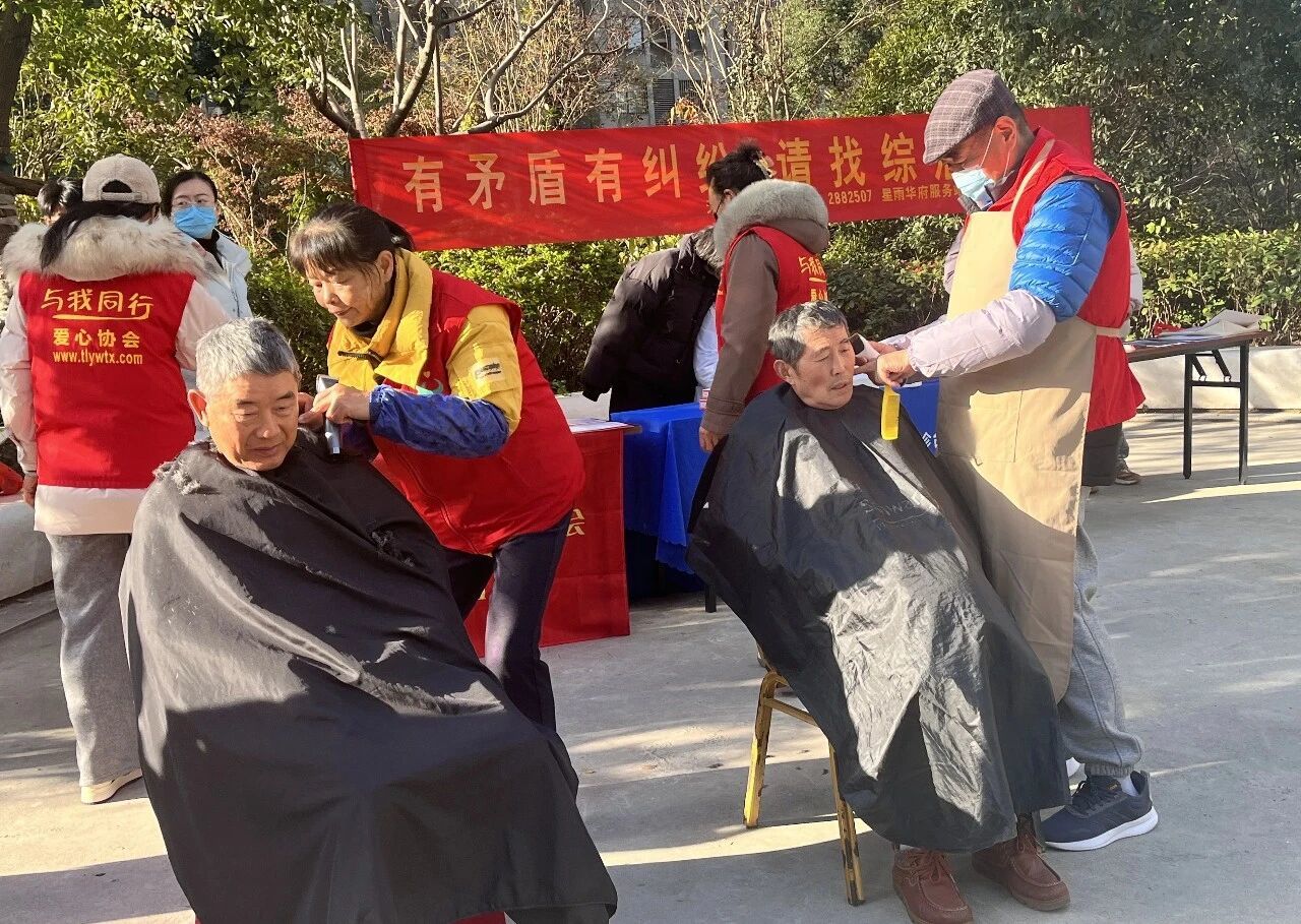 图为天井湖社区开展民生实事宣传活动。姚晗 摄