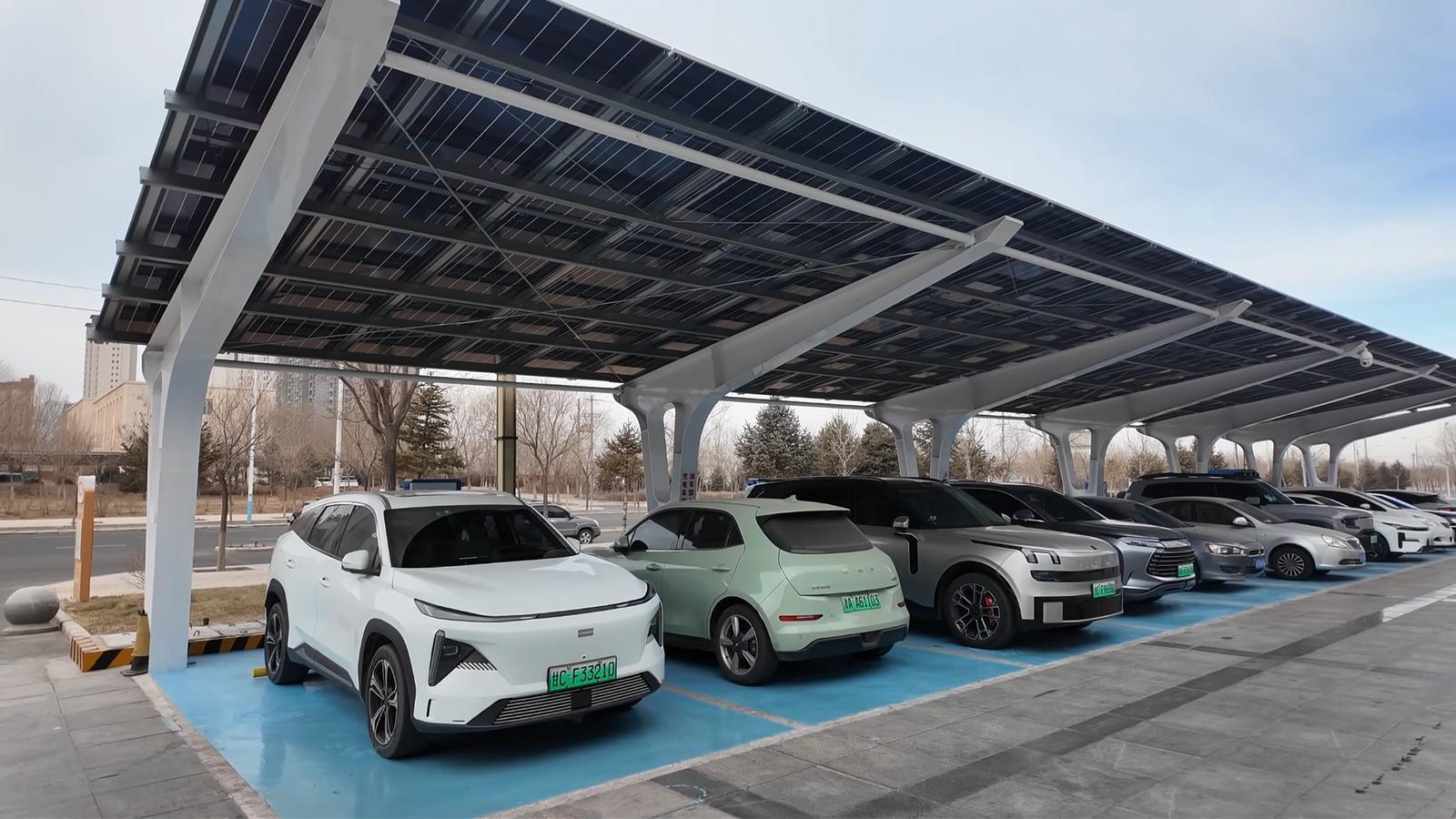 △金昌市经开区管委会楼前建成的“超充+车棚光伏”项目