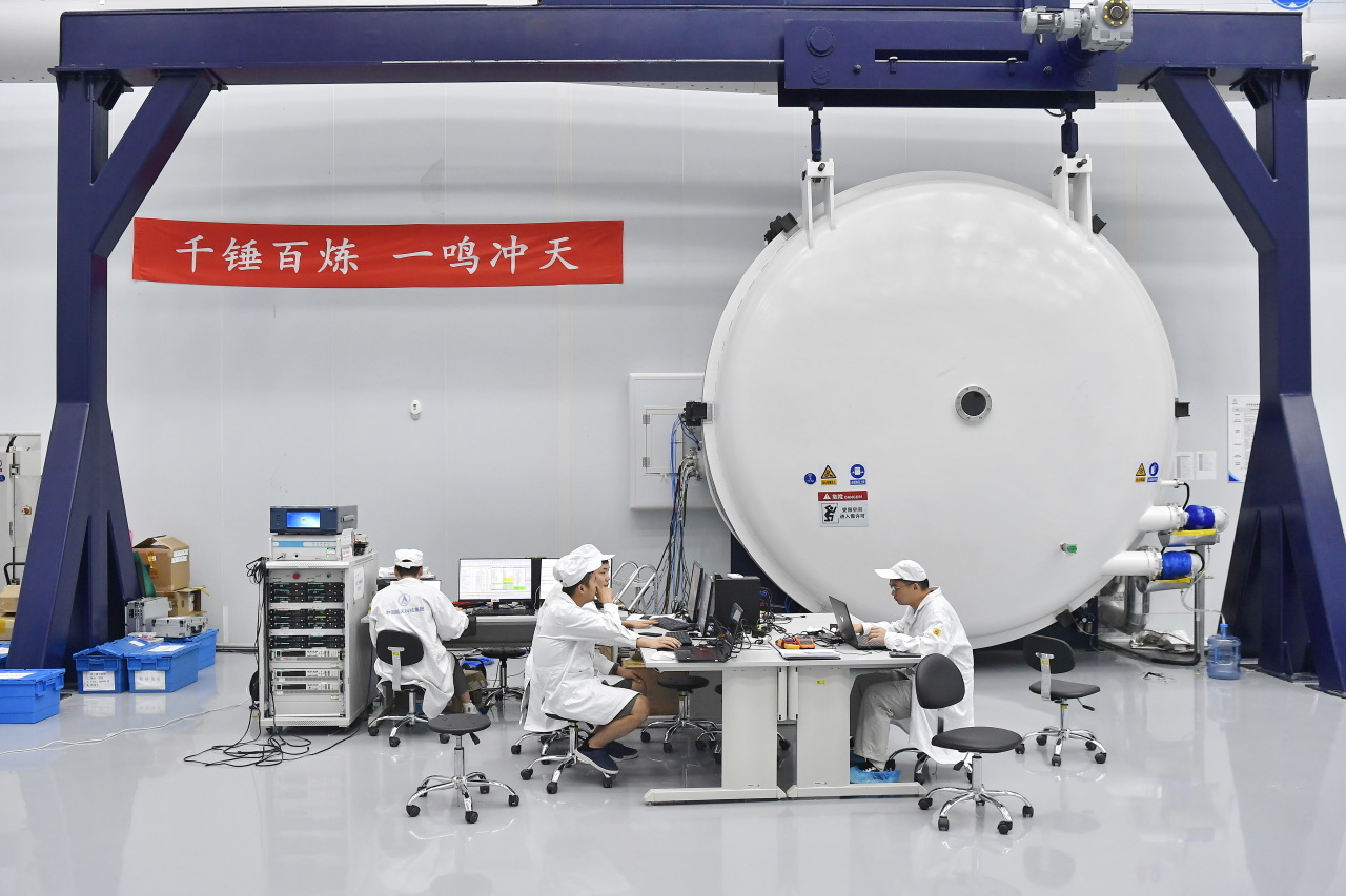 （在位于株洲经开区的湖南赛德雷特卫星科技有限公司卫星智能AIT工厂，技术人员正专注于卫星的精密装配与系统测试工作。 湖南日报全媒体记者 童迪 摄）