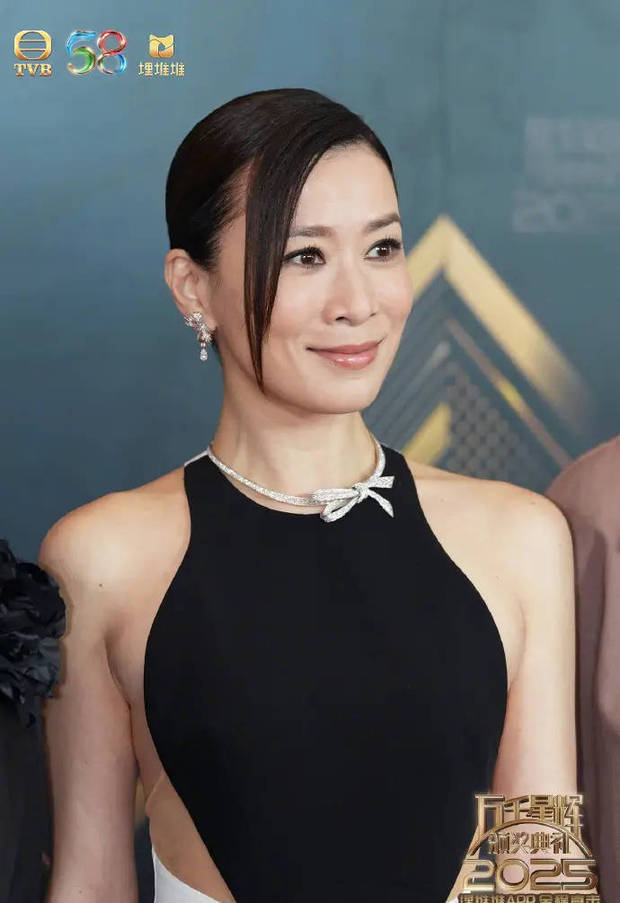 佘诗曼盘发搭黑白拼色长裙温婉。