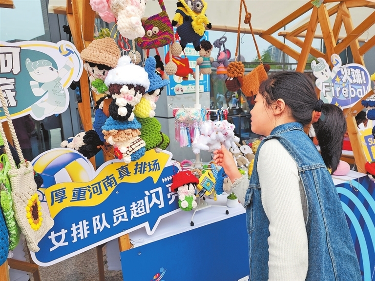 河南省女子排球城市联赛赛场外的中原排场文旅市集。记者 黄晖 摄