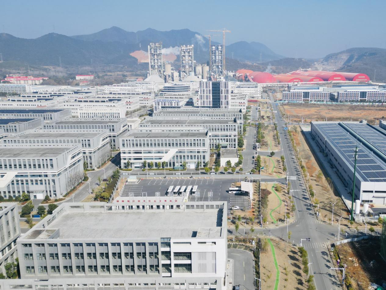 航拍视角下的郊区经开区大通工贸园鸟瞰，厂房林立，道路干净整洁