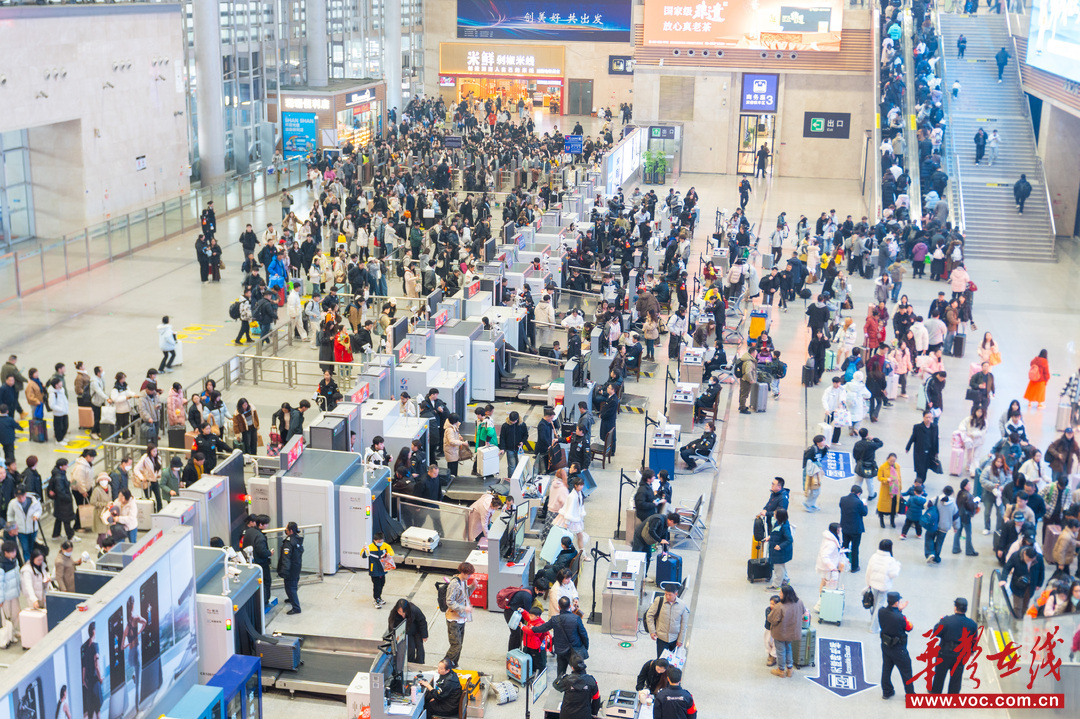 （长沙南站旅客正在过安检。 国铁广州局供图）