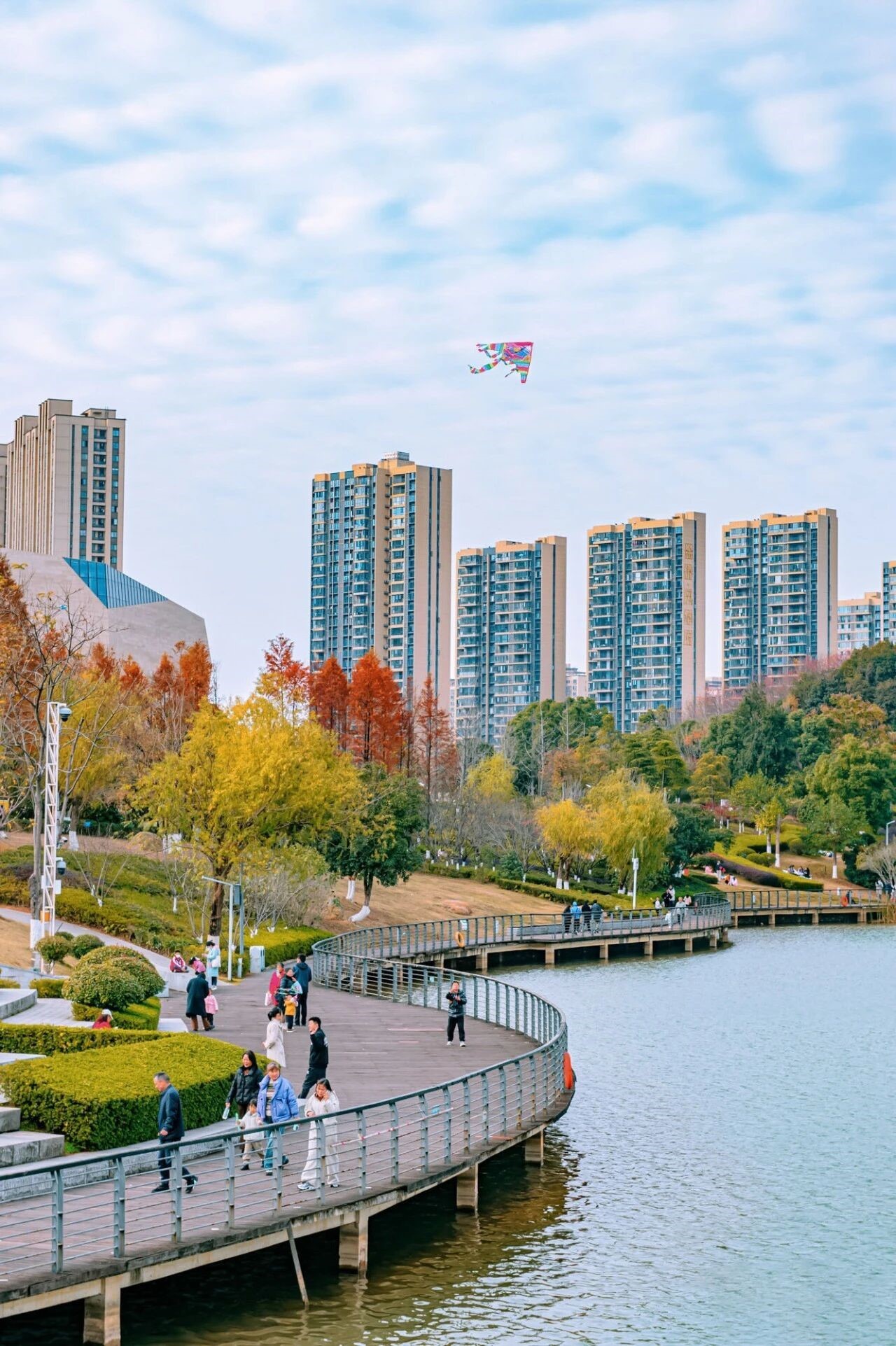 市民在公园休闲。