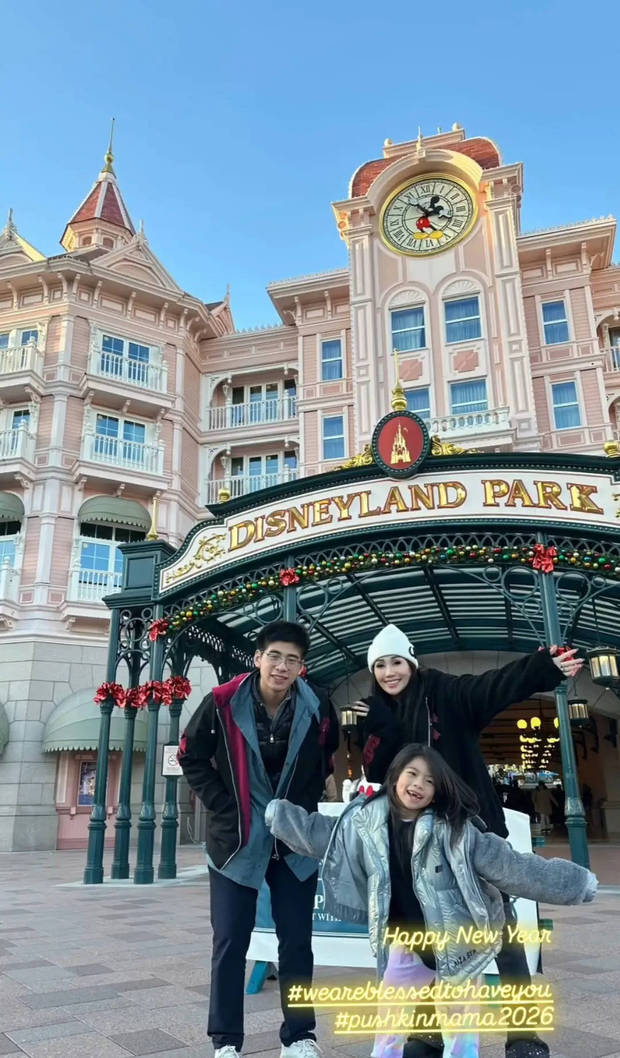 何超盈绽放灿烂笑容，松弛感拉满 。