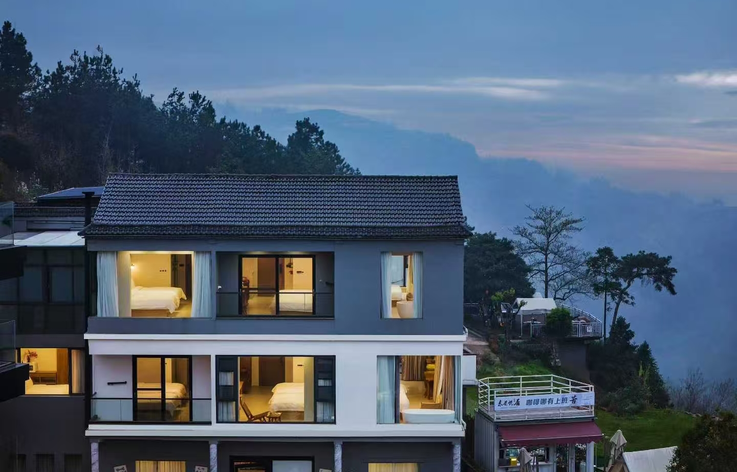 图:工作人员讲解“企安保”保障方案